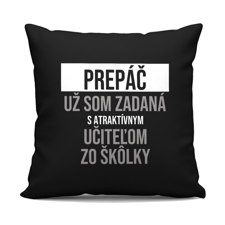 Prepáč, už som zadaná s atraktívnym učiteľom zo škôlky - čierny vankúš s potlačou