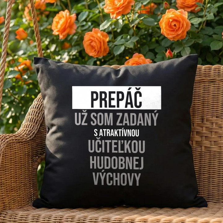 Prepáč, už som zadaný s atraktívnou učiteľkou hudobnej výchovy - čierny vankúš s potlačou