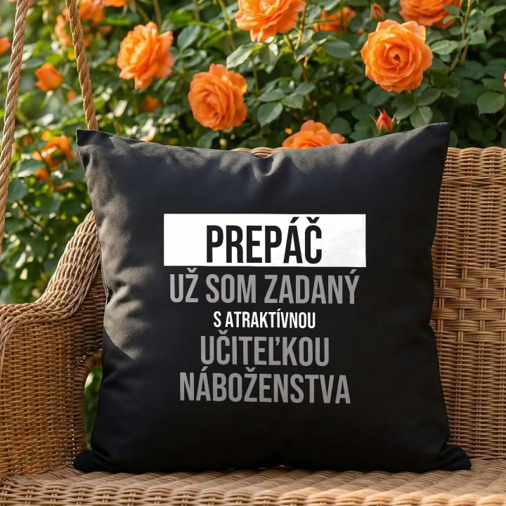 Prepáč, už som zadaný s atraktívnou učiteľkou náboženstva - čierny vankúš s potlačou