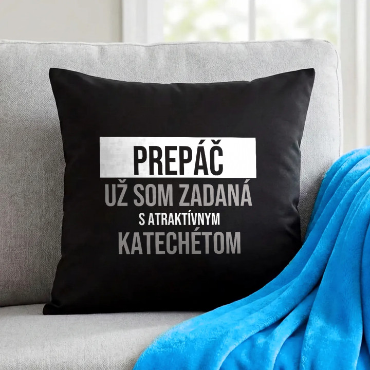 Prepáč, už som zadaná s atraktívnym katechétom - čierny vankúš s potlačou