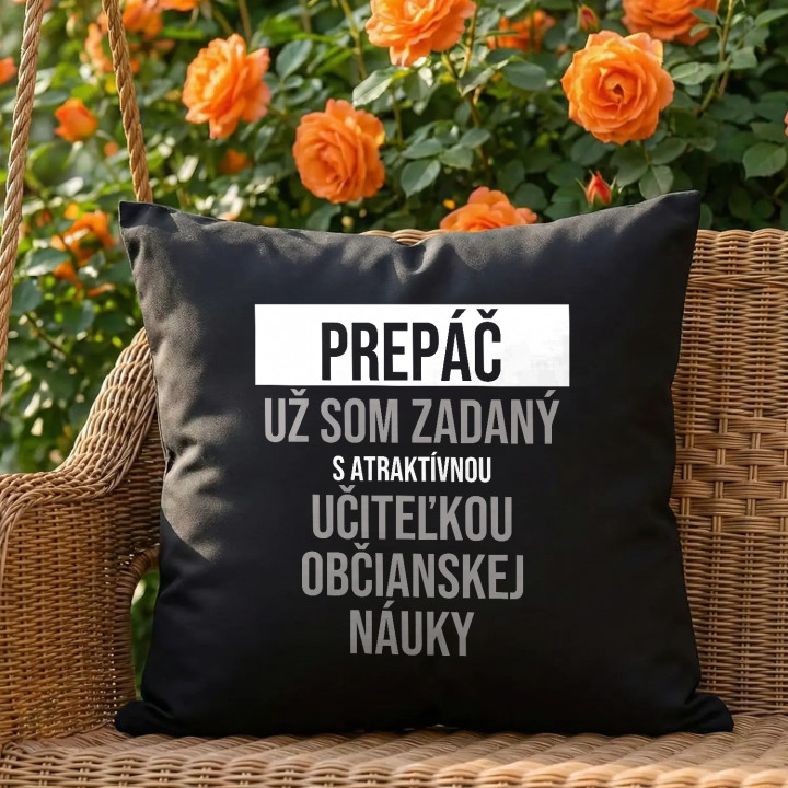 Prepáč, už som zadaný s atraktívnou učiteľkou občianskej náuky - čierny vankúš s potlačou