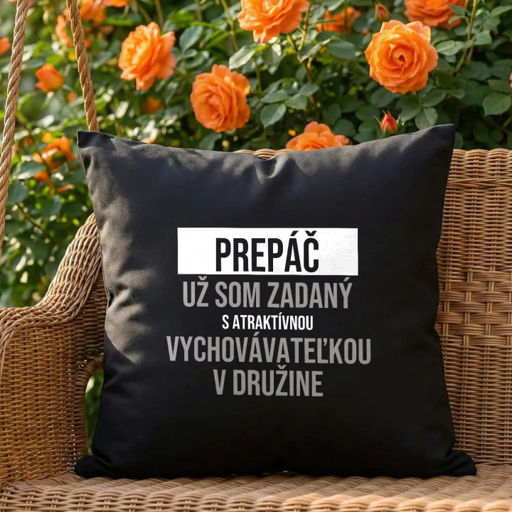 Prepáč, už som zadaný s atraktívnou vychovávateľkou v družine - čierny vankúš s potlačou