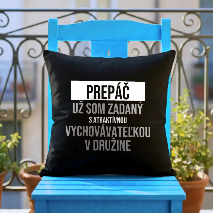 Prepáč, už som zadaný s atraktívnou vychovávateľkou v družine - čierny vankúš s potlačou