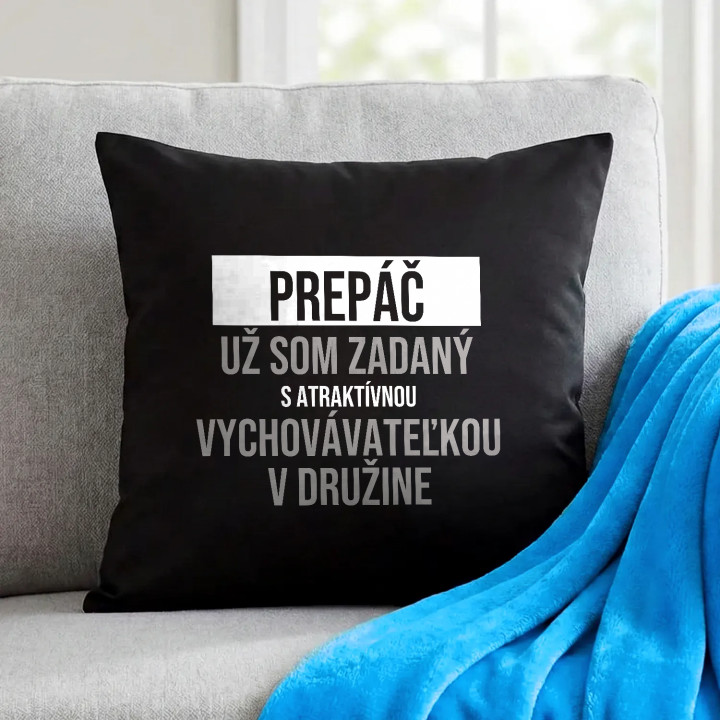 Prepáč, už som zadaný s atraktívnou vychovávateľkou v družine - čierny vankúš s potlačou