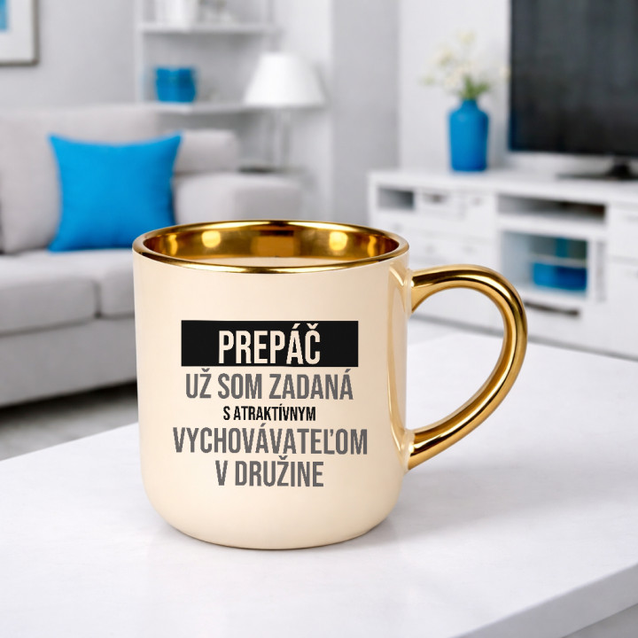 Prepáč, už som zadaná s atraktívnym vychovávateľom v družine - elegantný hrnček na darček