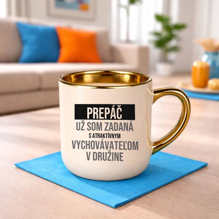 Prepáč, už som zadaná s atraktívnym vychovávateľom v družine - elegantný hrnček na darček
