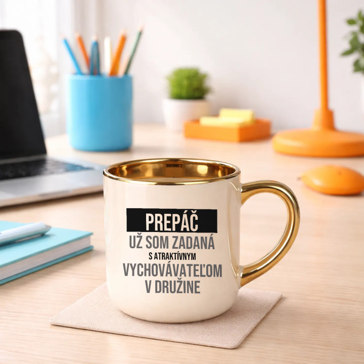 Prepáč, už som zadaná s atraktívnym vychovávateľom v družine - elegantný hrnček na darček