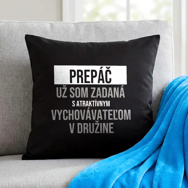 Prepáč, už som zadaná s atraktívnym vychovávateľom v družine - čierny vankúš s potlačou