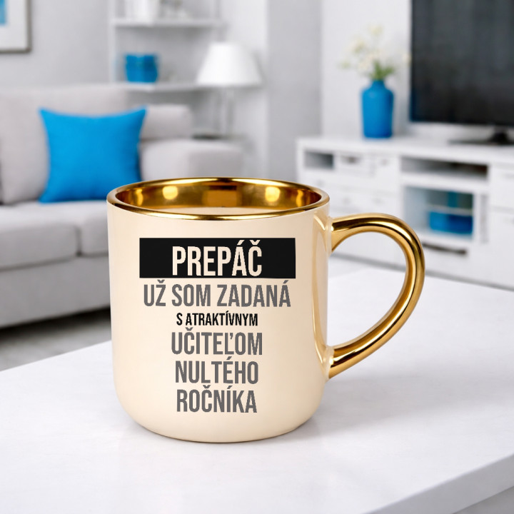 Prepáč, už som zadaná s atraktívnym učiteľom nultého ročníka - elegantný hrnček na darček