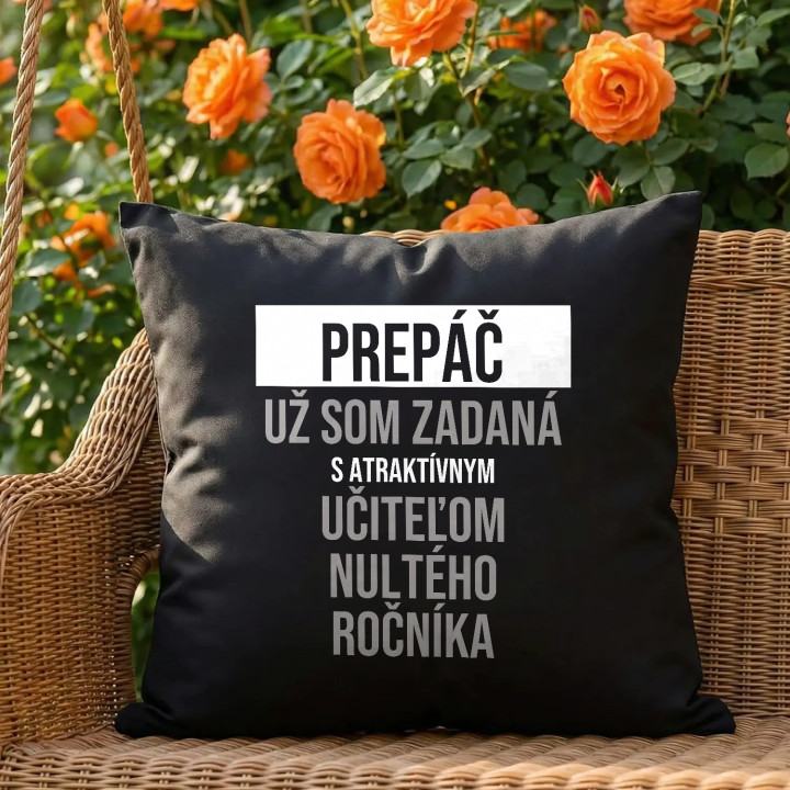 Prepáč, už som zadaná s atraktívnym učiteľom nultého ročníka - čierny vankúš s potlačou