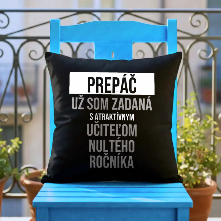 Prepáč, už som zadaná s atraktívnym učiteľom nultého ročníka - čierny vankúš s potlačou