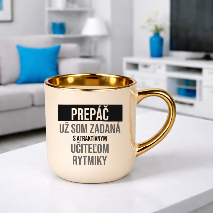 Prepáč, už som zadaná s atraktívnym učiteľom rytmiky - elegantný hrnček na darček