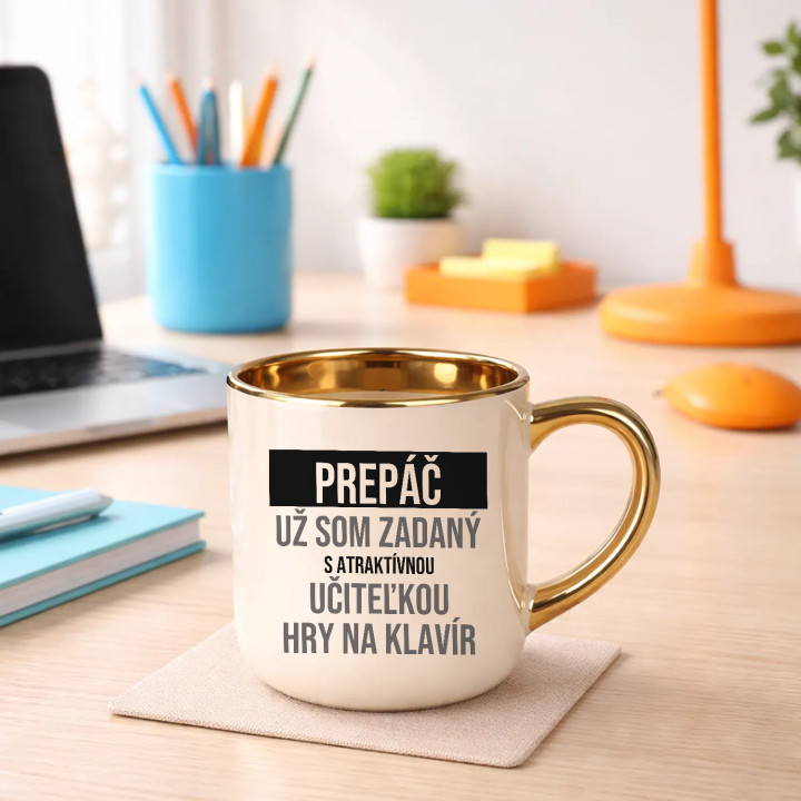 Prepáč, už som zadaný s atraktívnou učiteľkou hry na klavír - elegantný hrnček na darček