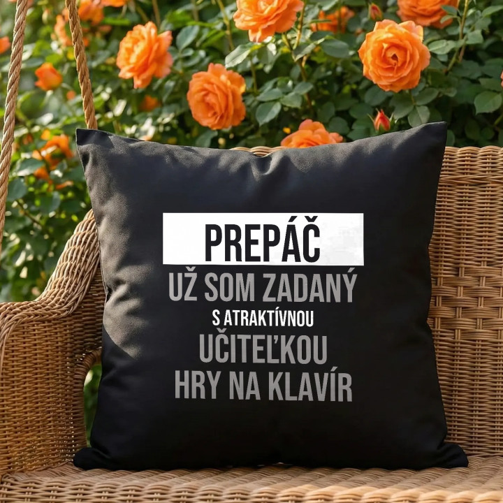 Prepáč, už som zadaný s atraktívnou učiteľkou hry na klavír - čierny vankúš s potlačou