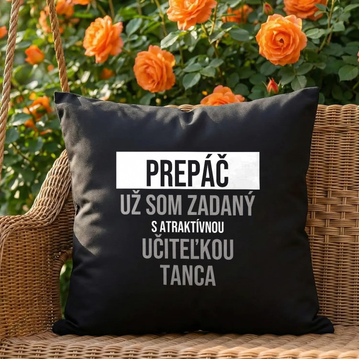 Prepáč, už som zadaný s atraktívnou učiteľkou tanca - čierny vankúš s potlačou