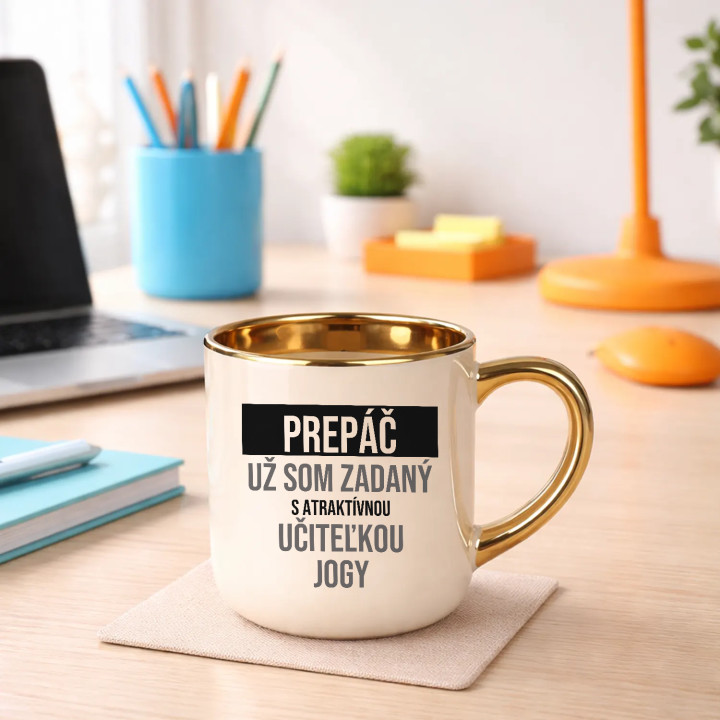 Prepáč, už som zadaný s atraktívnou učiteľkou jogy - elegantný hrnček na darček
