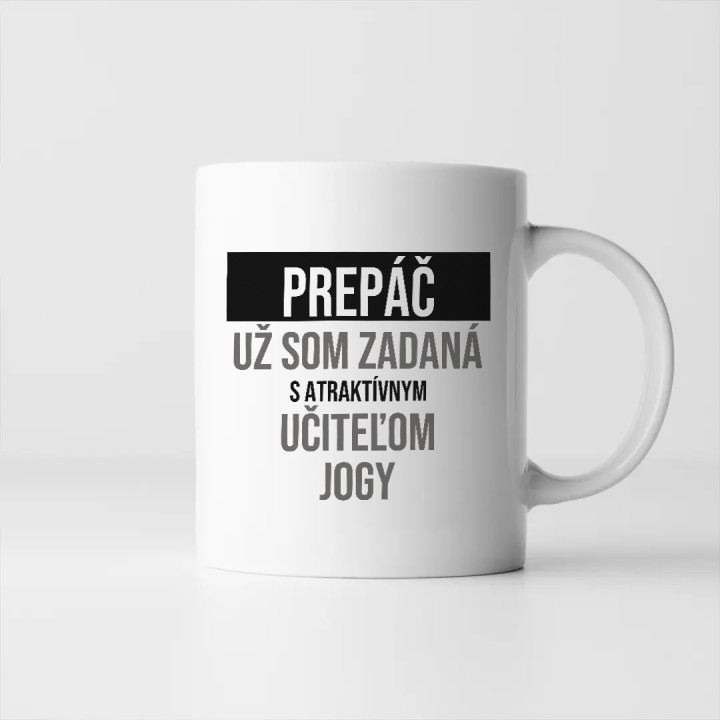 Prepáč, už som zadaná s atraktívnym učiteľom jogy - keramický hrnček s potlačou