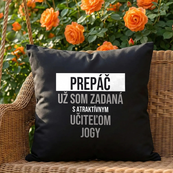 Prepáč, už som zadaná s atraktívnym učiteľom jogy - čierny vankúš s potlačou