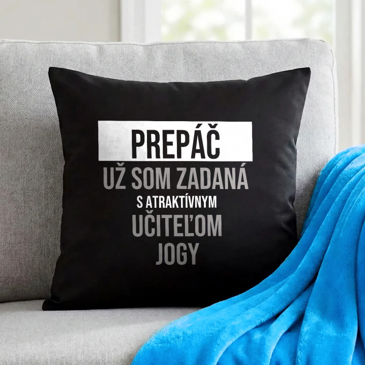 Prepáč, už som zadaná s atraktívnym učiteľom jogy - čierny vankúš s potlačou