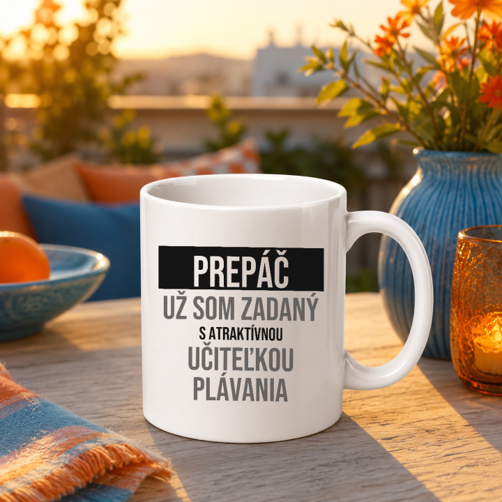Prepáč, už som zadaný s atraktívnou učiteľkou plávania - keramický hrnček s potlačou