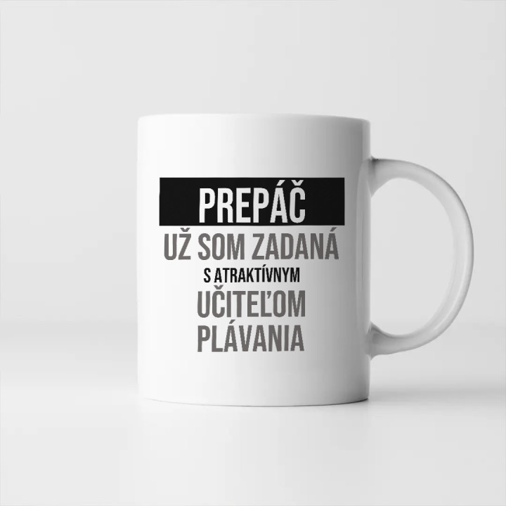 Prepáč, už som zadaná s atraktívnym učiteľom plávania - keramický hrnček s potlačou