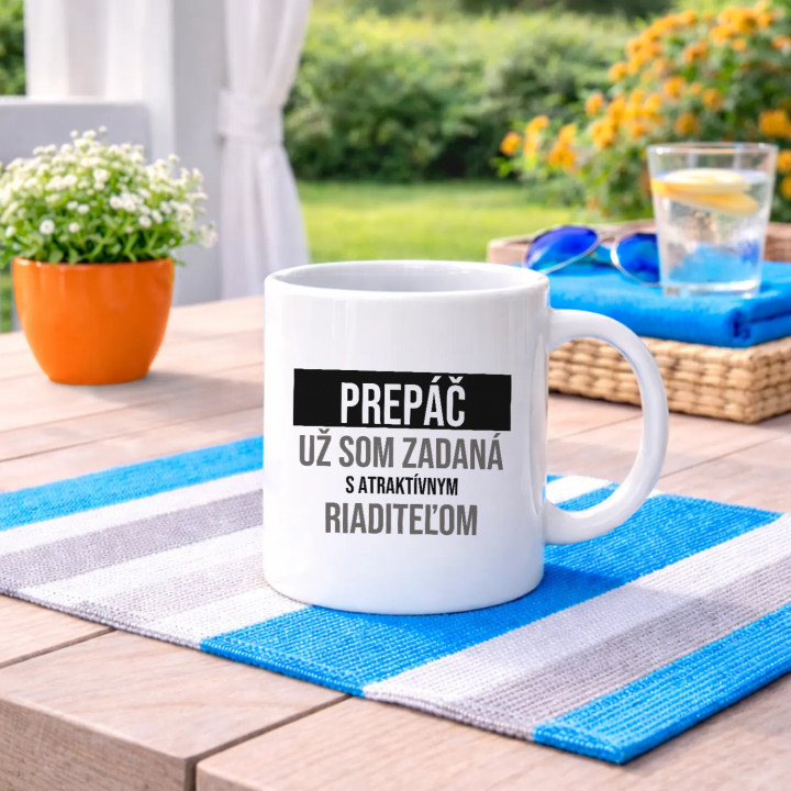 Prepáč, už som zadaná s atraktívnym riaditeľom - keramický hrnček s potlačou