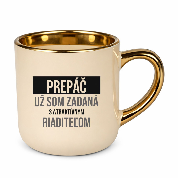 Prepáč, už som zadaná s atraktívnym riaditeľom - elegantný hrnček na darček