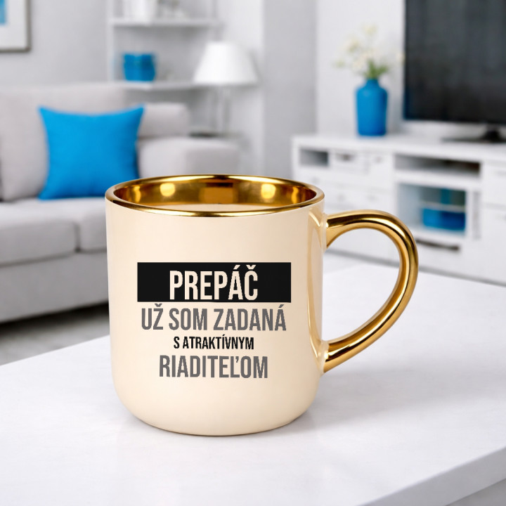Prepáč, už som zadaná s atraktívnym riaditeľom - elegantný hrnček na darček
