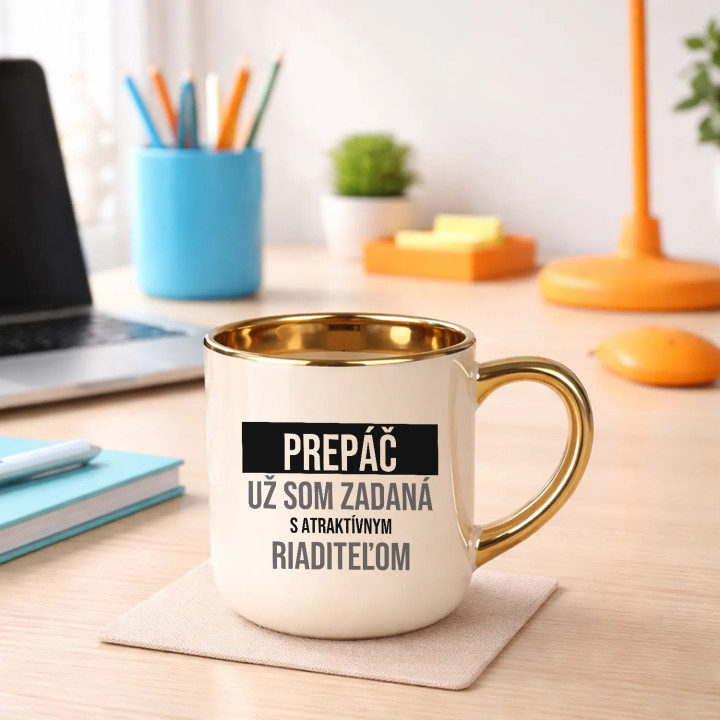 Prepáč, už som zadaná s atraktívnym riaditeľom - elegantný hrnček na darček