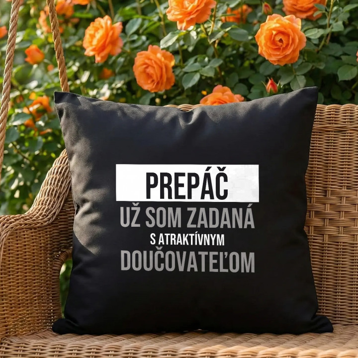 Prepáč, už som zadaná s atraktívnym doučovateľom - čierny vankúš s potlačou