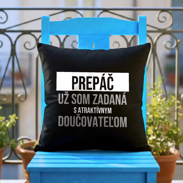 Prepáč, už som zadaná s atraktívnym doučovateľom - čierny vankúš s potlačou