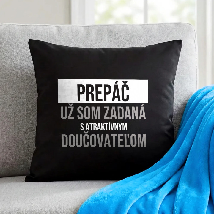 Prepáč, už som zadaná s atraktívnym doučovateľom - čierny vankúš s potlačou