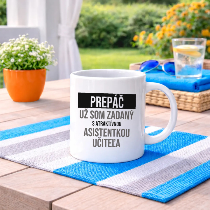 Prepáč, už som zadaný s atraktívnou asistentkou učiteľa - keramický hrnček s potlačou