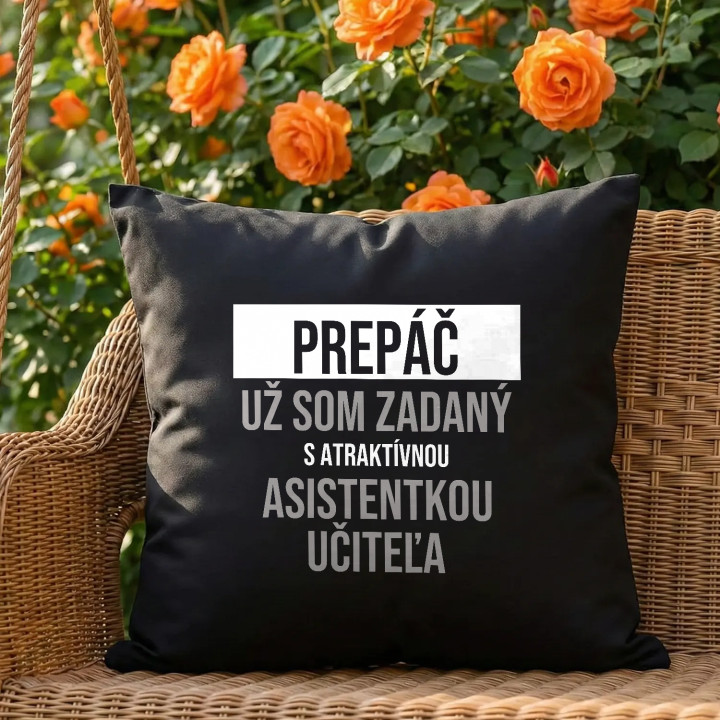 Prepáč, už som zadaný s atraktívnou asistentkou učiteľa - čierny vankúš s potlačou