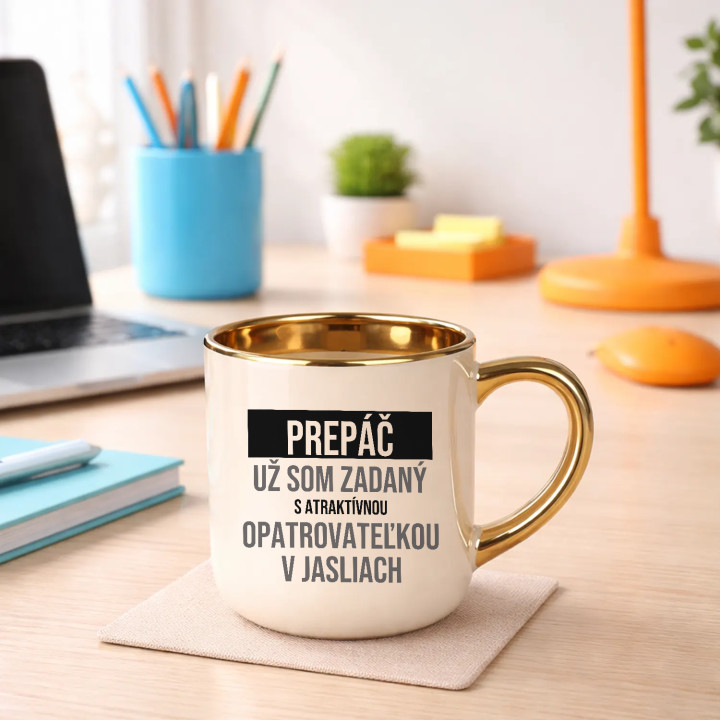 Prepáč, už som zadaný s atraktívnou opatrovateľkou v jasliach - elegantný hrnček na darček