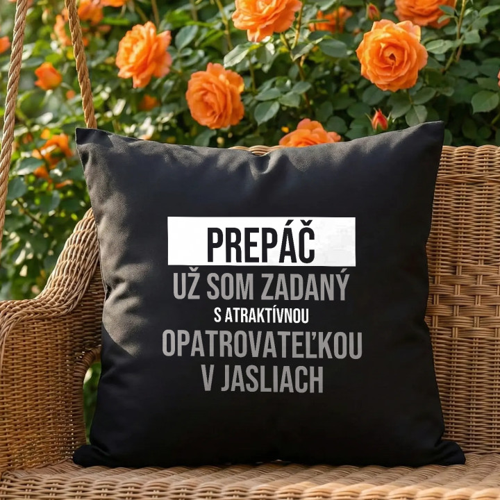 Prepáč, už som zadaný s atraktívnou opatrovateľkou v jasliach - čierny vankúš s potlačou