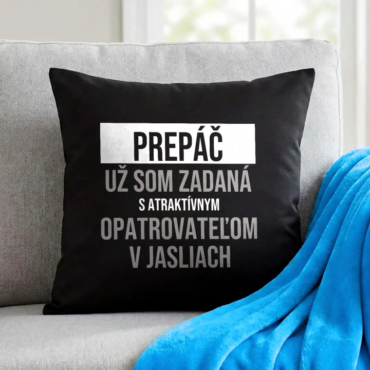 Prepáč, už som zadaná s atraktívnym opatrovateľom v jasliach - čierny vankúš s potlačou