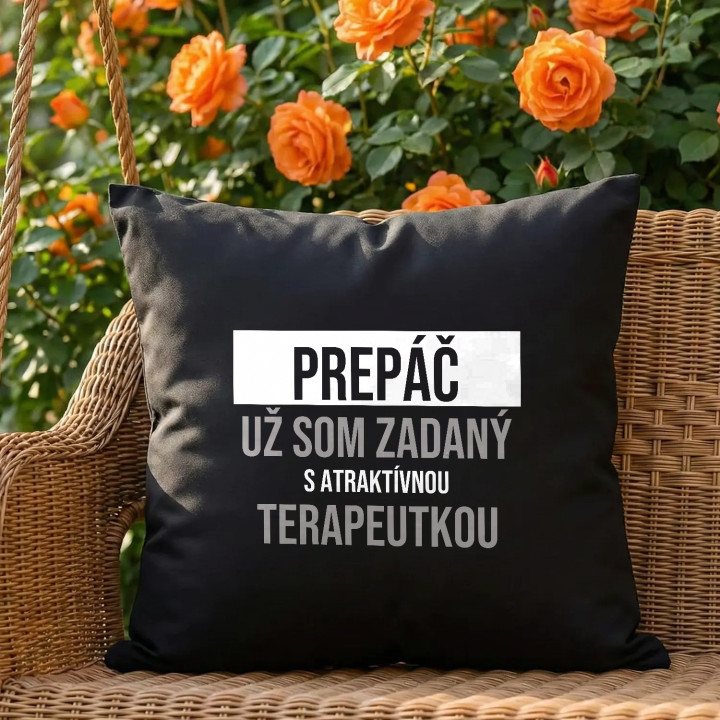 Prepáč, už som zadaný s atraktívnou terapeutkou - čierny vankúš s potlačou