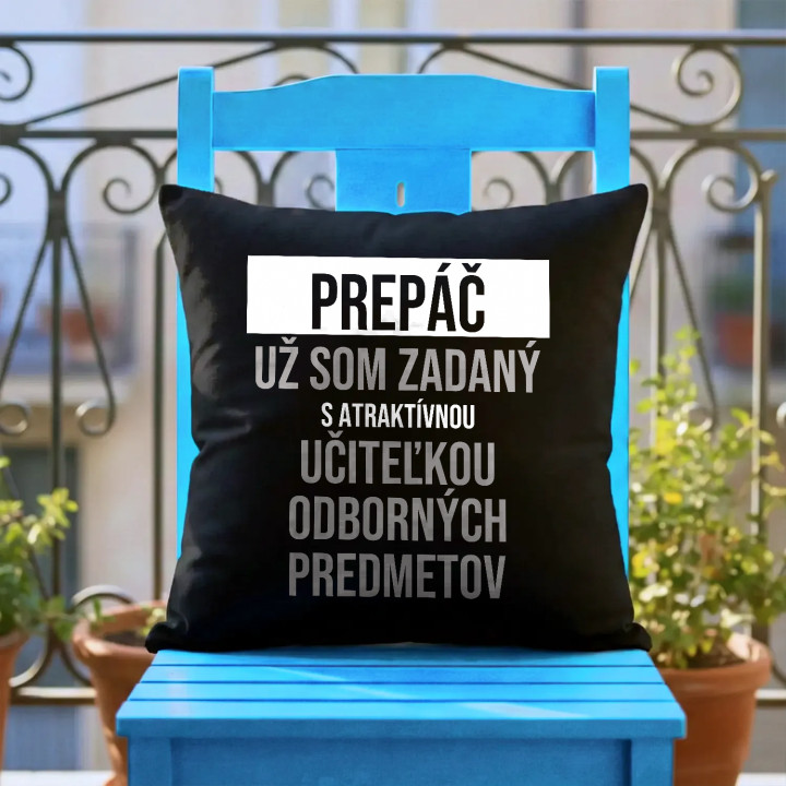 Prepáč, už som zadaný s atraktívnou učiteľkou odborných predmetov - čierny vankúš s potlačou