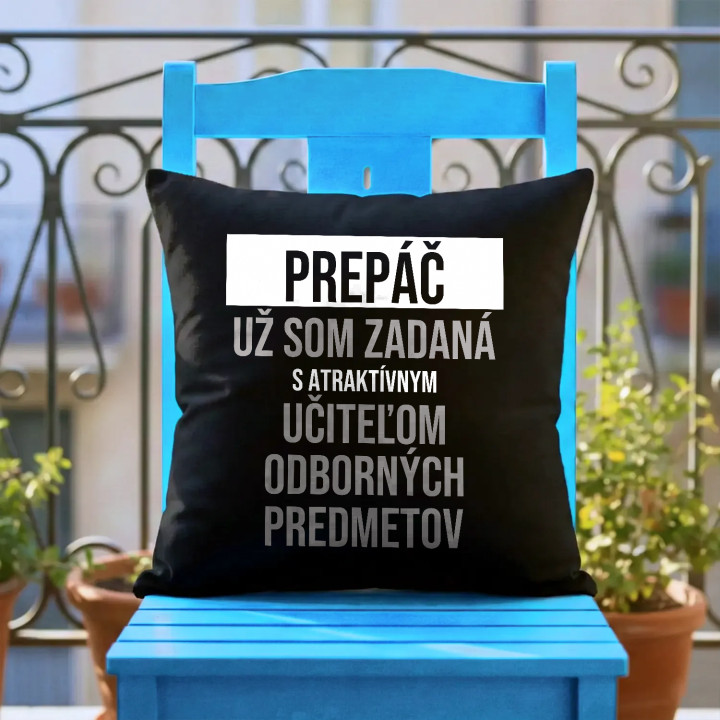 Prepáč, už som zadaná s atraktívnym učiteľom odborných predmetov - čierny vankúš s potlačou