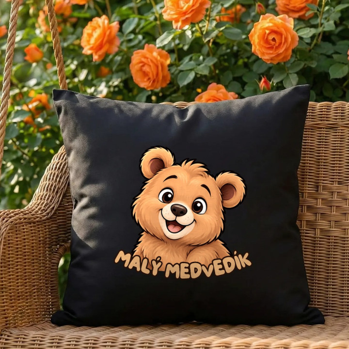 Malý medvedík - čierny vankúš s potlačou