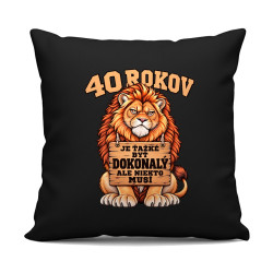 40 rokov, je ťažké byť dokonalý - čierny vankúš s potlačou
