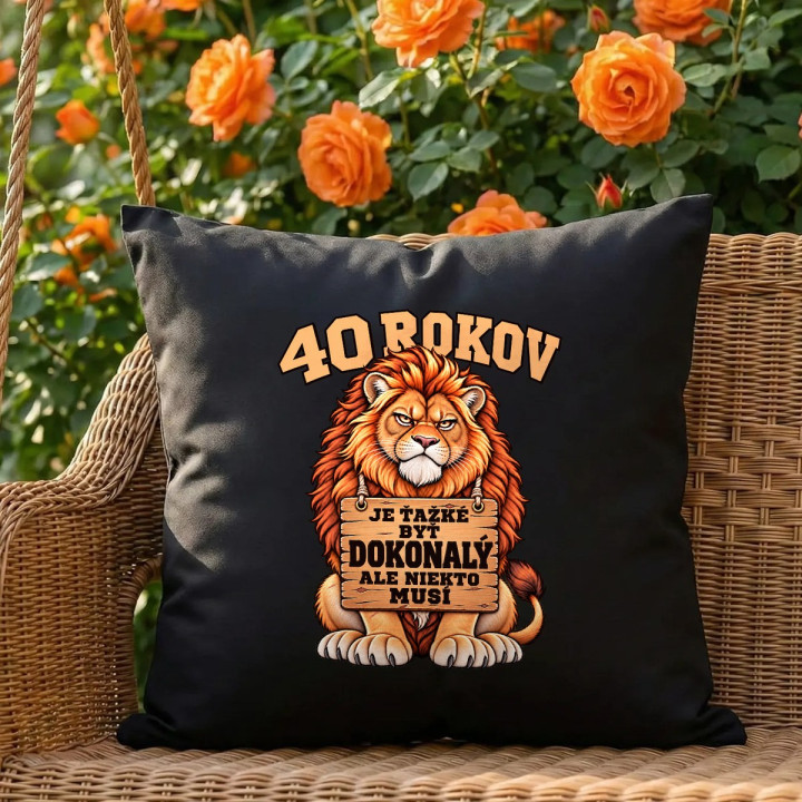 40 rokov, je ťažké byť dokonalý - čierny vankúš s potlačou