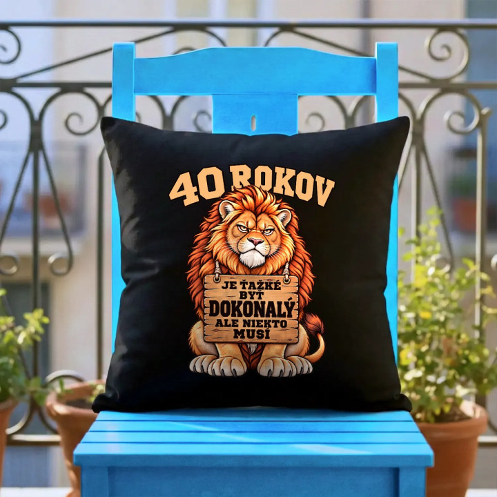 40 rokov, je ťažké byť dokonalý - čierny vankúš s potlačou