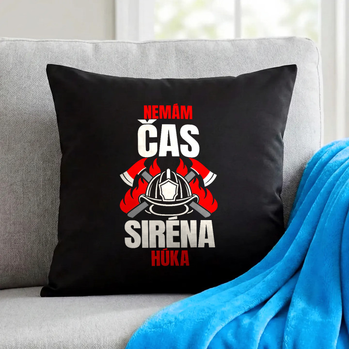 Nemám čas, siréna húka - čierny vankúš s potlačou pre hasiča