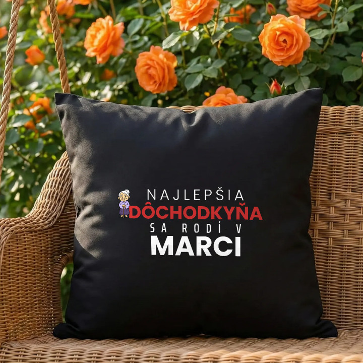 Najlepšia dôchodkyňa sa rodí v marci - čierny vankúš s potlačou