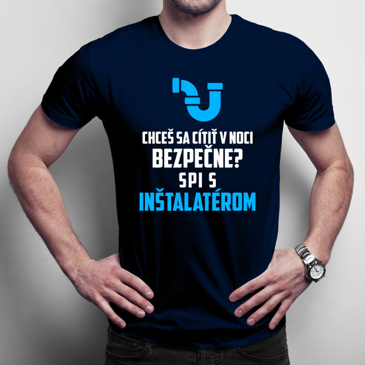 Chceš sa cítiť v noci bezpečne? Spi s inštalatérom - pánske tričko s potlačou