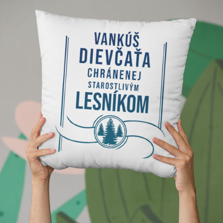 Vankúš dievčaťa chránenej starostlivým lesníkom - vankúš s potlačou