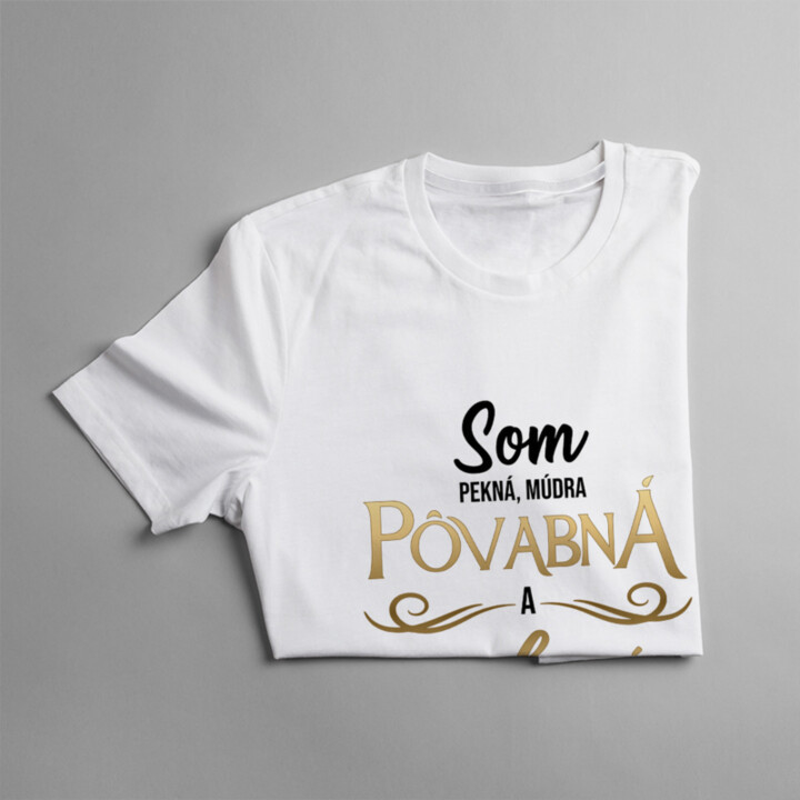 Som pekná, múdra, pôvabná a zadaná - dámske tričko s potlačou