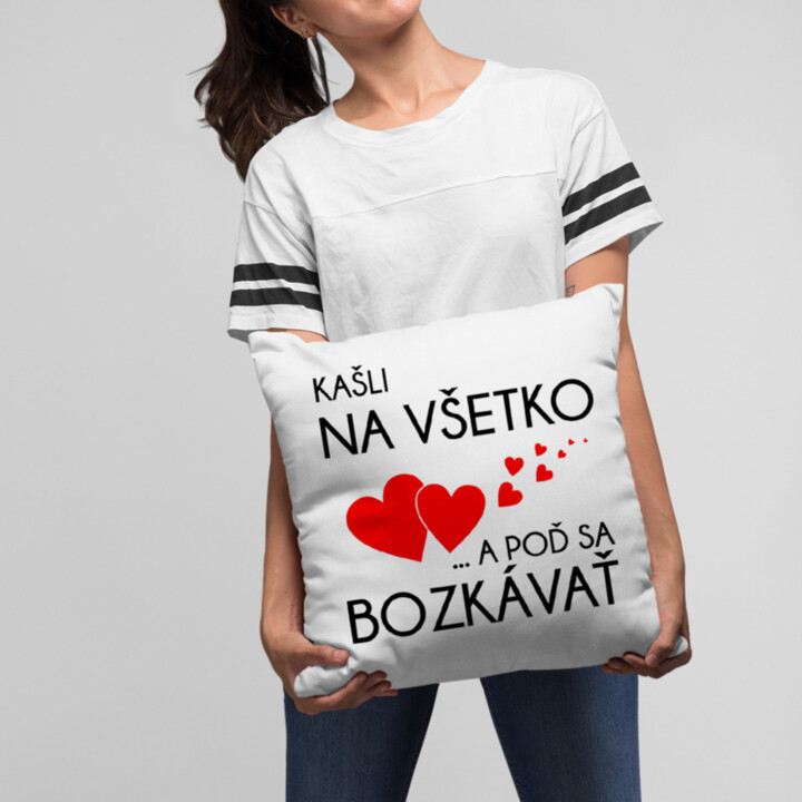 Kašli na všetko a poď sa bozkávať - vankúš s potlačou